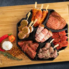 Gourmetschaal op een houten plank